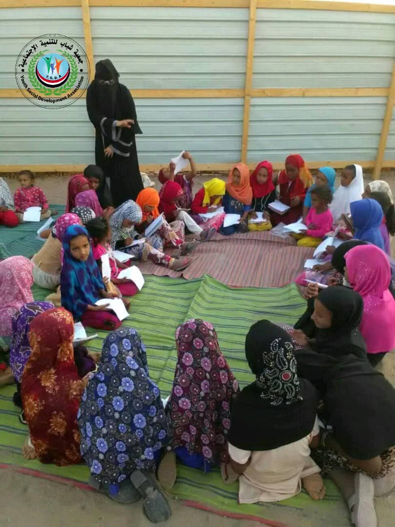 توزيع جزء عم على حلقة حفصة لتحفيظ القرآن الكريم